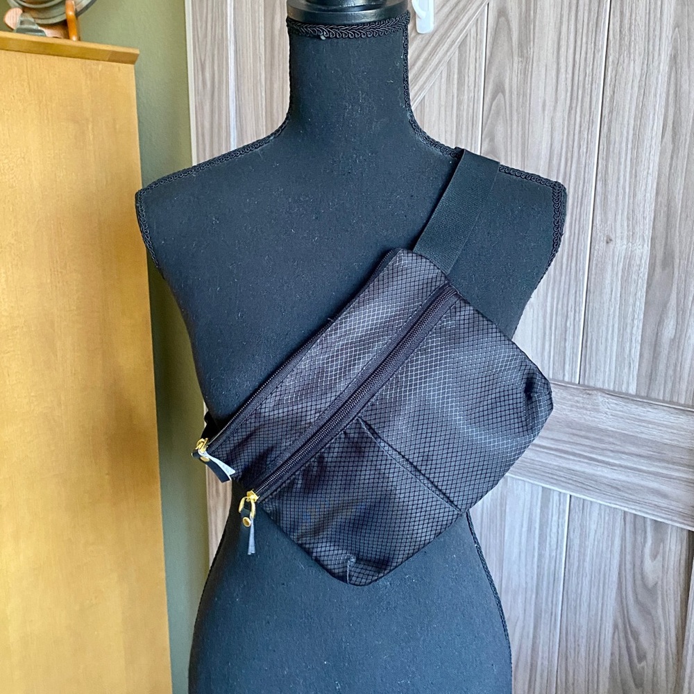Women's black belt bag